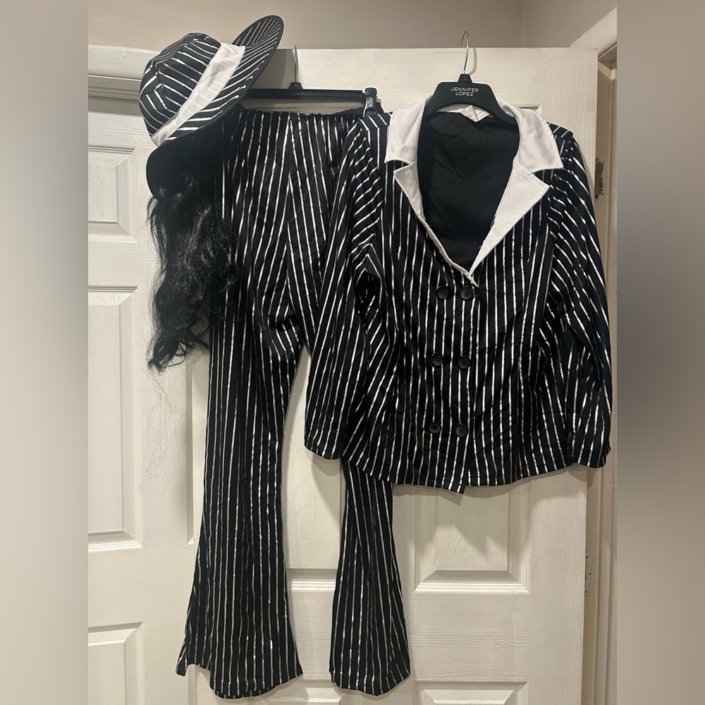 HALLOWEEN IS COMING!! Party City Women’s Mafia Mob Boss costume Black and White